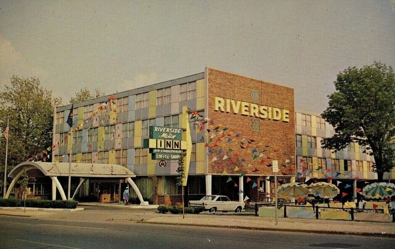 Riverside Motor Inn (Deluxe Inn, Riverside Manor) - Old Postcard Photo (newer photo)